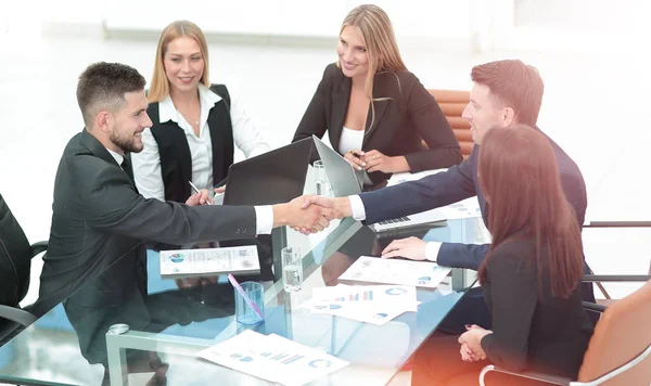 Mensen uit het bedrijfsleven samen aan tafel — Stockfoto