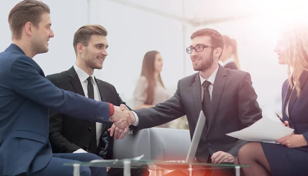 Handshake between businesspeople in a modern office — Stock Photo, Image