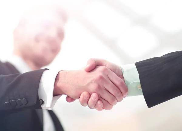 Концепція успіху в бізнесі - рукостискання партнерів — стокове фото