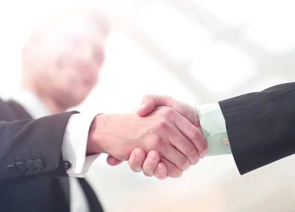 Succesconcept in het bedrijfsleven - handdruk van partners — Stockfoto