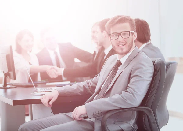 Head of the financial Department at workplace on background of b — Stock Photo, Image