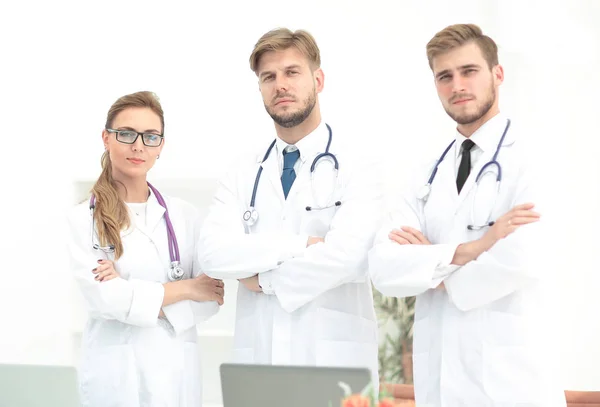 Equipo de profesionales médicos mirando a la cámara, sonriendo . — Foto de Stock