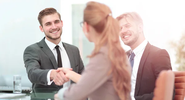 Empresários apertando as mãos, terminando uma reunião — Fotografia de Stock