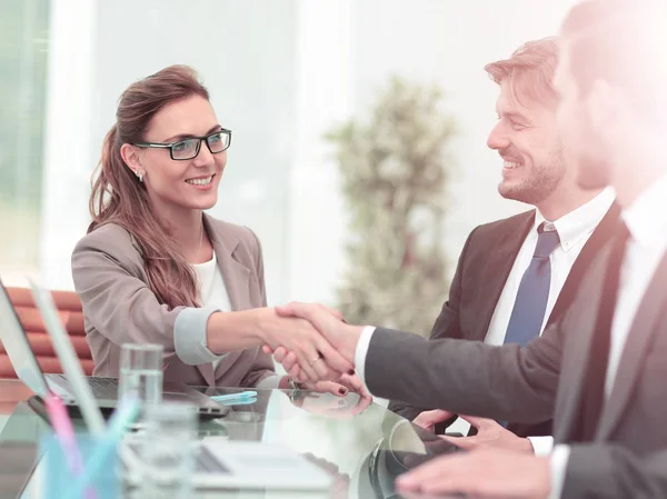 Handdruk tussen mensen uit het bedrijfsleven in een modern kantoor — Stockfoto