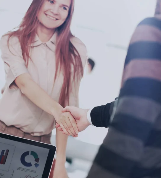 Mensen uit het bedrijfsleven een deal sluiten en handshaking op kantoor — Stockfoto