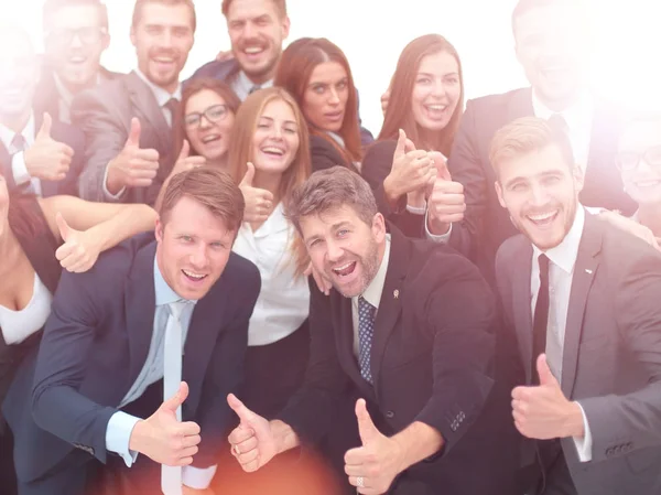 Grupo de empresários jubilosos pulando de alegria e gritando i — Fotografia de Stock