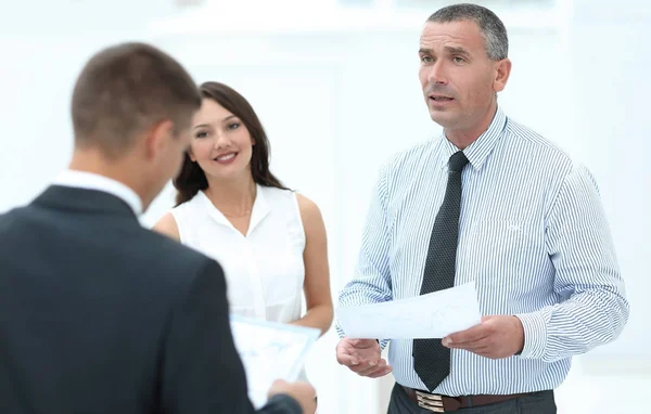 Grupo de empresários discutindo um documento importante. — Fotografia de Stock