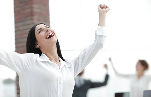 Gelukkig jonge zakenvrouw op een achtergrond wazig office. — Stockfoto