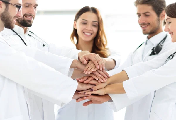 Groupe de stagiaires en médecine montre leur unité — Photo