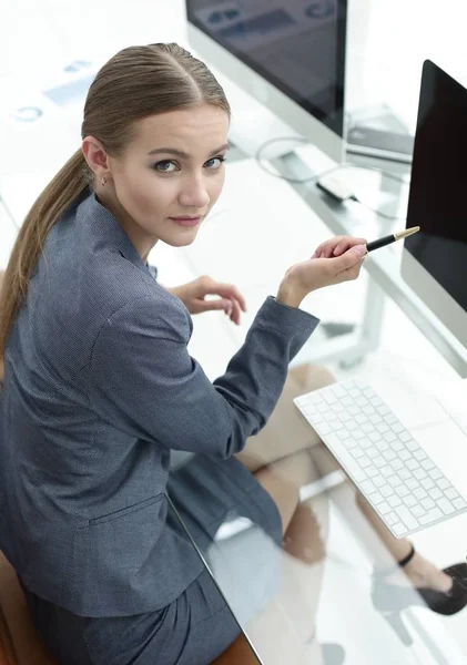 Mujer dinero gerente sentado en su lugar de trabajo — Foto de Stock