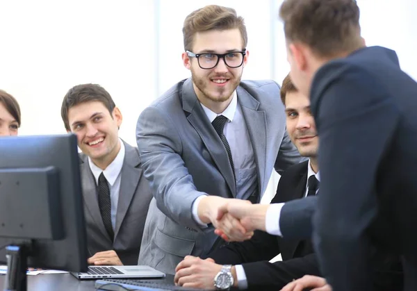 Parceiros de negócios handshake em uma reunião de negócios — Fotografia de Stock