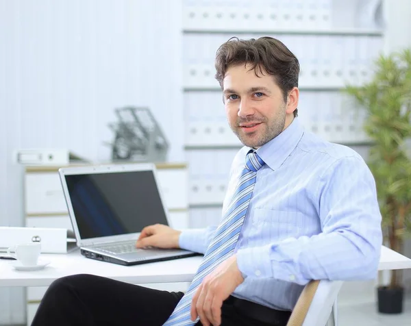 Biznesmen Closeup.Handsome siedzi w tym biurko — Zdjęcie stockowe