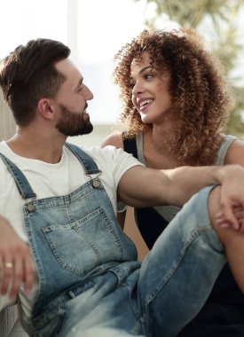 kanepede oturan ve gelecekle ilgili rüya genç Çift