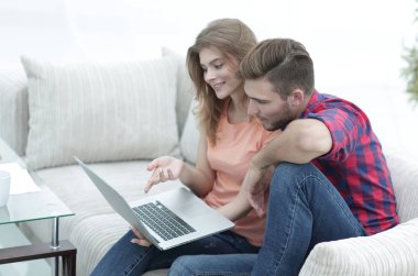 Genç çift tarassut video üstünde laptop