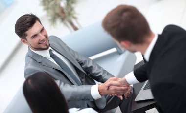 Ofisin lobisinde el sıkışan iş ortakları..