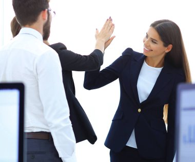 Birbirimizi beş yüksek veren çalışanlar.