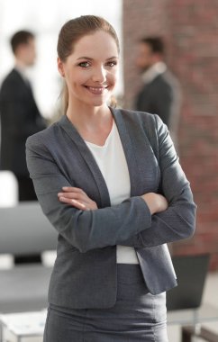 bir kadın çalışan şirketin portresi