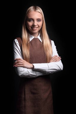 Kendine güvenen genç iş kadını portresi. karanlık bir arka plan üzerinde izole.