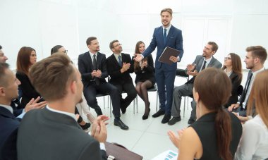 Dersten sonra Koç applauding iş adamları .