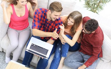 kanepede oturan ve her diğer beş veren iyi arkadaş.