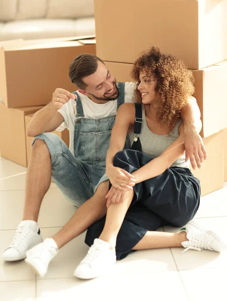 Feliz nuevo inquilinos sentados cerca de cajas de cartón — Foto de Stock