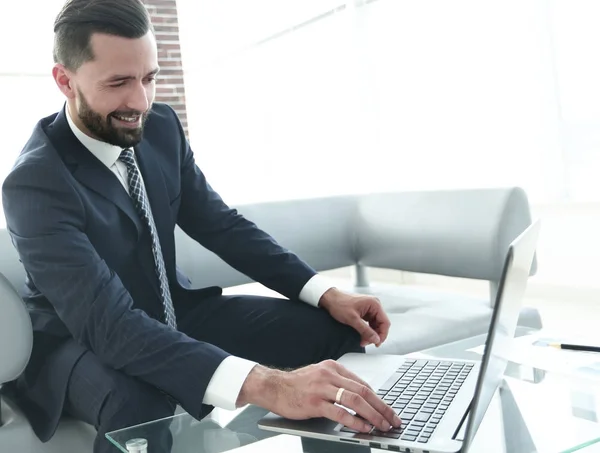 Glimlachend zakenman browsegegevens op laptop, — Stockfoto