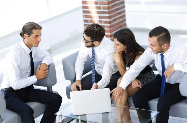 Gerente e equipe de negócios discutindo questões de negócios — Fotografia de Stock