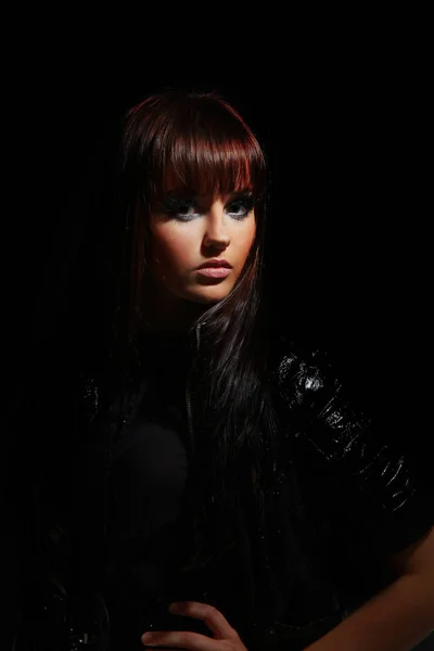 Стильная девушка с вечерним макияжем на черном фоне — стоковое фото