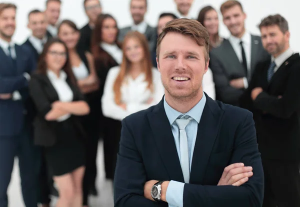 Empresário em pé na frente de uma grande equipe de negócios . — Fotografia de Stock