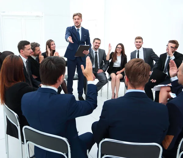 Entrenador hace preguntas a los participantes de la formación . — Foto de Stock