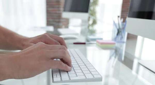 Nahaufnahme eines Mitarbeiters beim Tippen auf einer PC-Tastatur. — Stockfoto