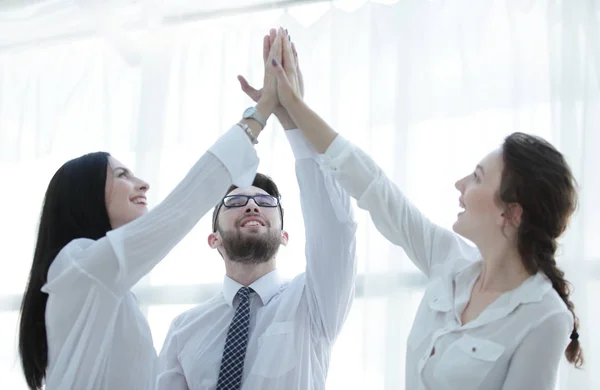 Glada kollegor ger varandra en high five — Stockfoto