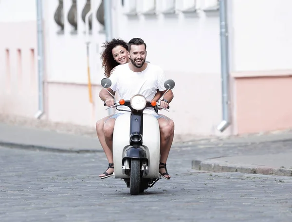 Cooler Mann und schönes Mädchen fahren auf Roller mit Ausdruck — Stockfoto