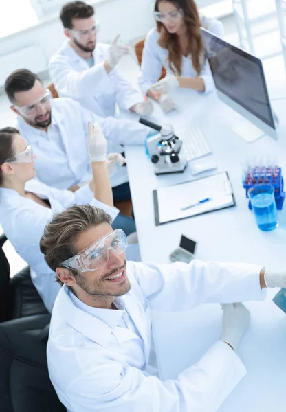 Vista do topo. Jovem cientista moderno sentado no local de trabalho — Fotografia de Stock