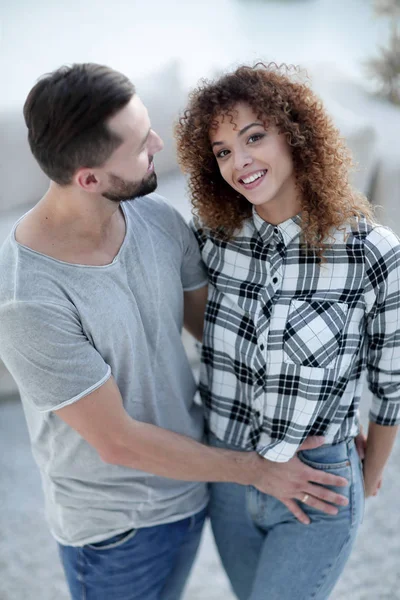 Felice giovane coppia si sta abbracciando . — Foto Stock