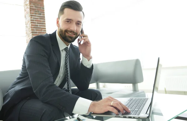 Hombre de negocios en primer plano hablando en un smartphone — Foto de Stock