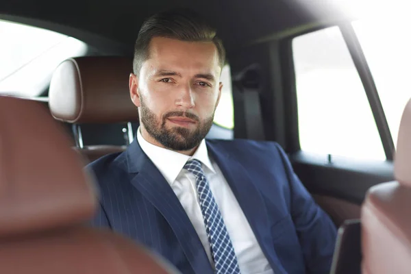 Közeli kép: egy sikeres üzletember, ül egy kocsiban — Stock Fotó
