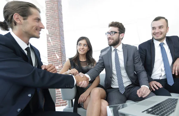 Handshake Manager a klient na schůzce v kanceláři lobby. — Stock fotografie