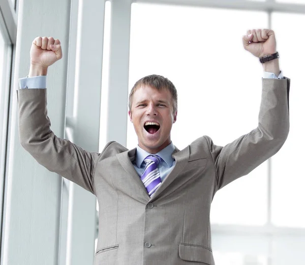 Crier avec joyeux jeune entrepreneur levé les mains . — Photo