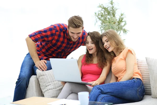 Students people browsing through your favorite video on the laptop — Stock Photo, Image