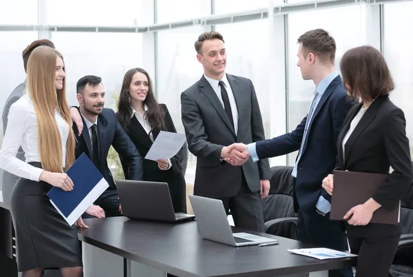 Poignée de main aux partenaires commerciaux lors d'une réunion au bureau — Photo