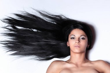 bir kadın yüzü closeup. siyah izole.