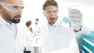 portre. bilim adamı ve cam tüp çözümde eğitim asistanı