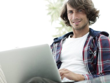 ciddi adam çalışma oturma yakınındaki masaüstüne.