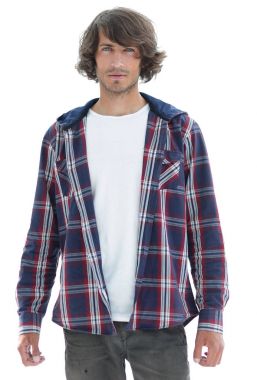 ekose gömlekli şık adam.