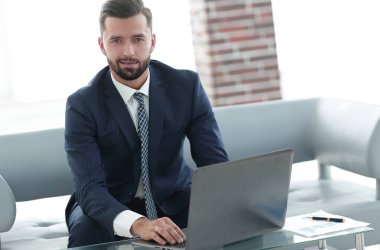 İşadamı kanepede oturan belgelerle çalışma.