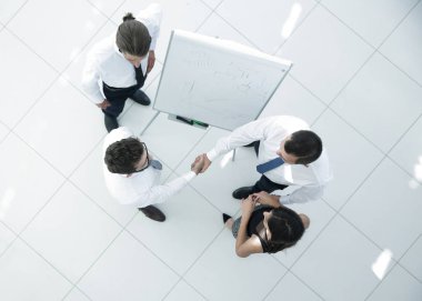 En baştan görüntüleyin. arka plan resmi el sıkışmasının iş ortakları