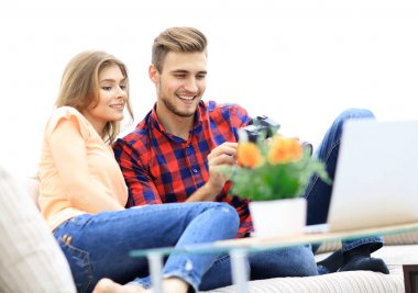 Modern genç çift kameradaki fotoğrafları kontrol ediyor.