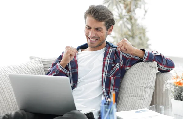 Mutlu adam evden dizüstü bilgisayar ile çalışma. freelancing kavramı. — Stok fotoğraf