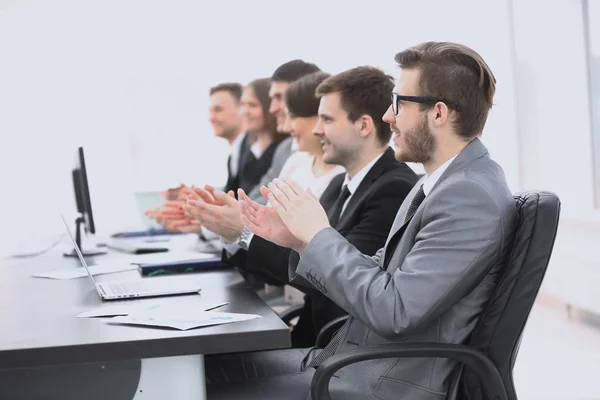 Torcendo equipe de negócios sentado na mesa — Fotografia de Stock